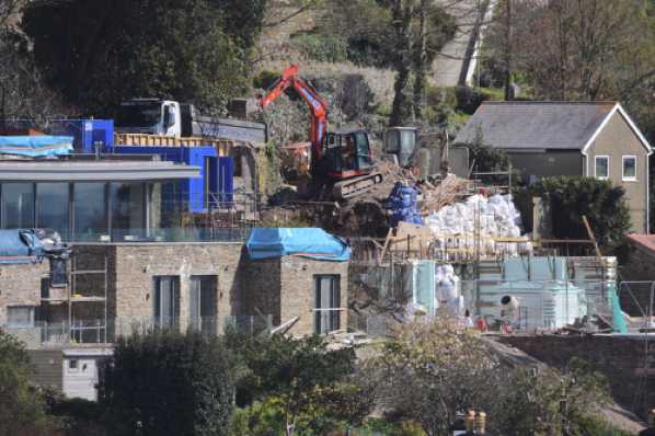 31 March 2020 - 11-35-28 
The work continues at Mayflower Waters. Everyone keeping their distance.
------------------
Kingswear construction continues despite coronavirus.
